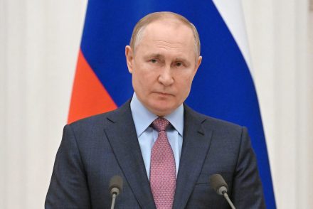 Újabb kérdések Vlagyimir Putyin egészségével kapcsolatban, miután remegő lábakkal és meg-megránduló arccal várakozott