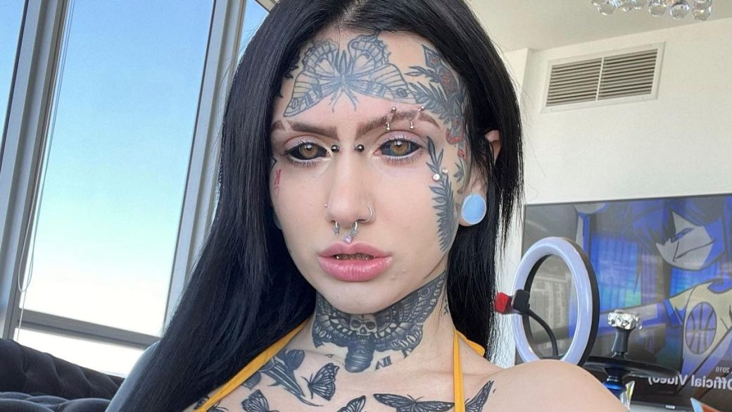 Orylan onlyfans erotikus modell tetovalt keresztenyseg