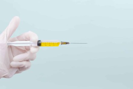 Egy tinédzserlány beoltotta magát barátja HIV-pozitív vérével – Hihetetlen, miért tette