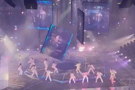 Sokkoló videón, ahogy egy hatalmas színpadi kijelző zuhan a Mirror fiúzenekar nyakába