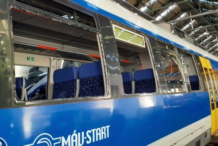 Felidegesítette a barátnője, ezért kővel dobálta meg a vonatot egy férfi