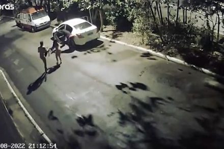 A kanos, szexelő párt megzavarták az autórabló gengszterek, akik meztelenül hagyták őket az utcán