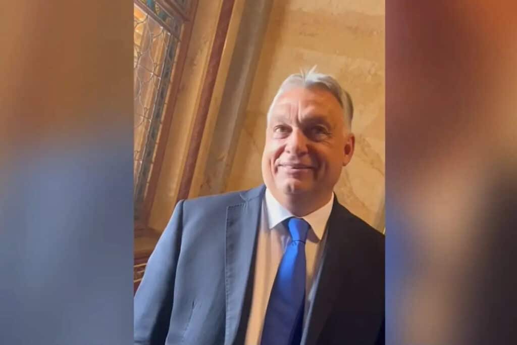 Hadhazy-Akos-Orban-Viktor-Folyoso-Parlament