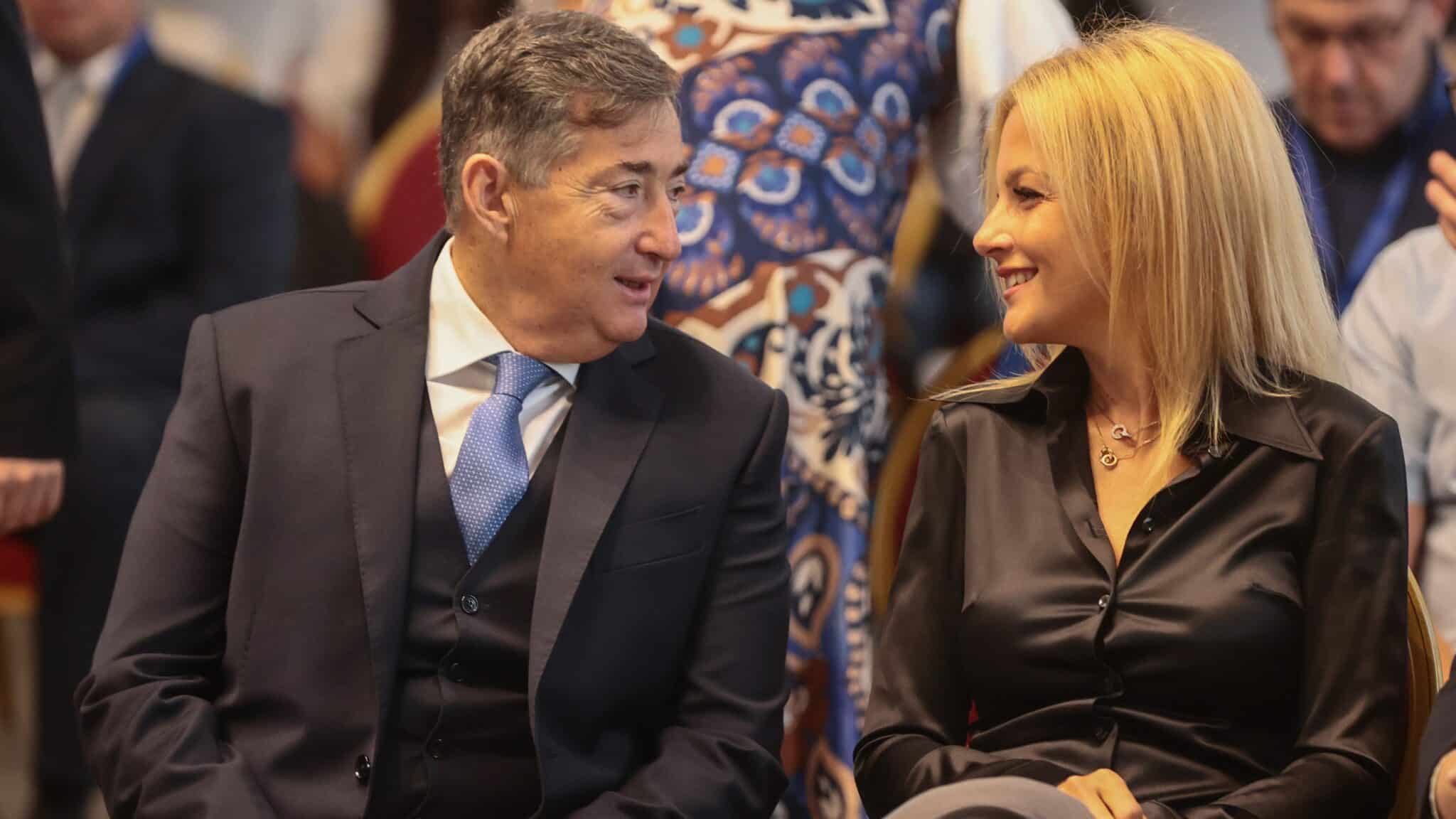 meszaros-lorinc-varkonyi-andrea-igyy-jottek-ossze