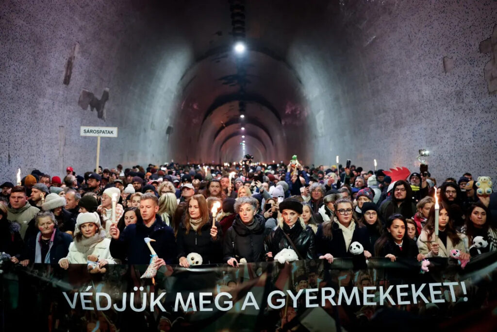 Magyar Peter Tuntetes Ma Gyermekvedelem Karmelita Foto