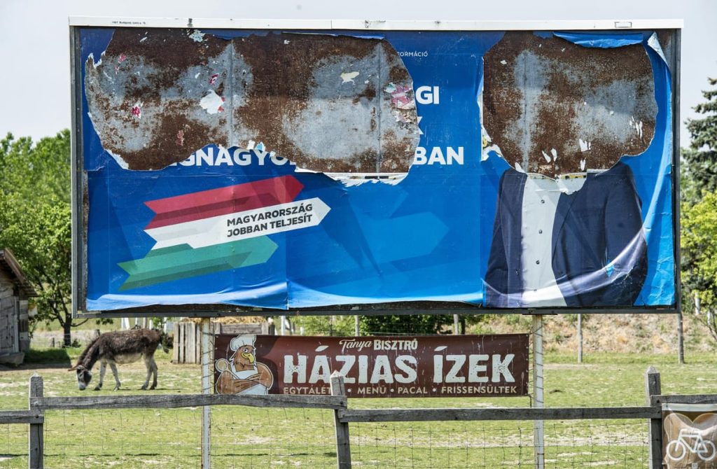 Kormanyzati Plakatok Megrongalas Tanarno Rendorseg Bunteto Eljaras
