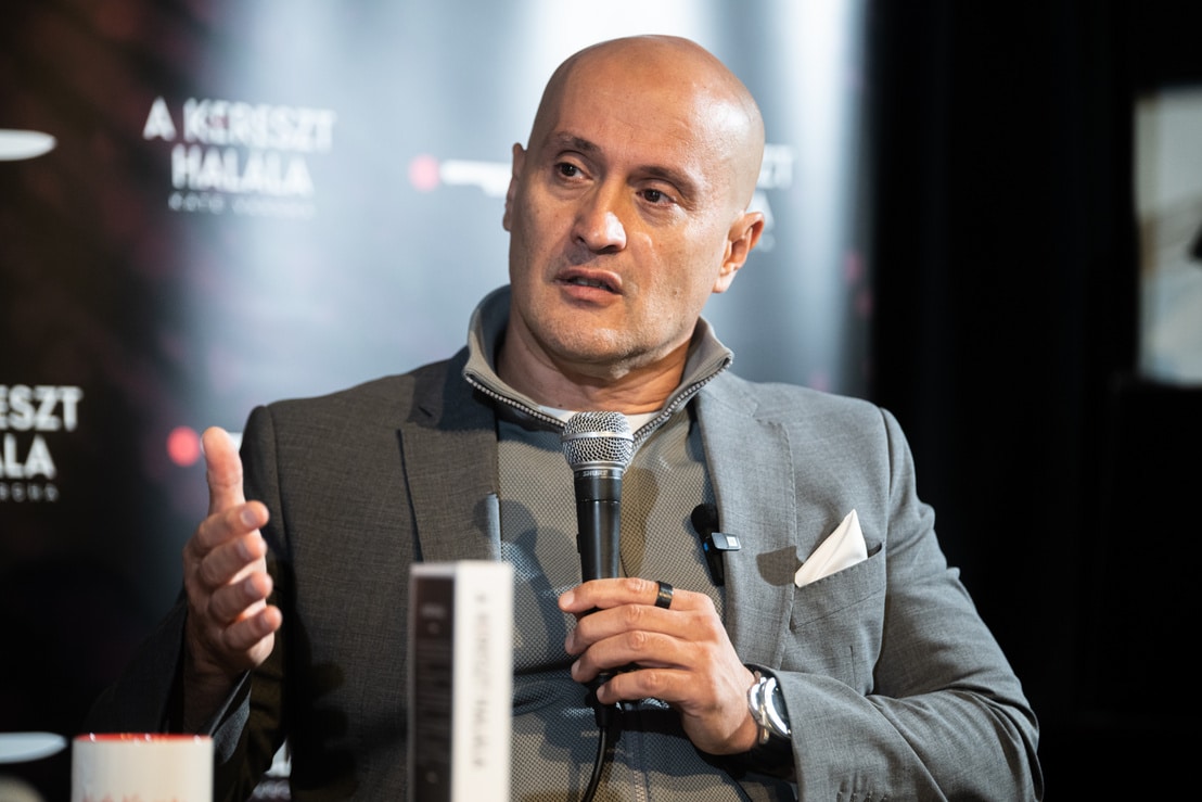 Tarjanyi Peter Ukran Arany Konvoj Penzszallito Auto