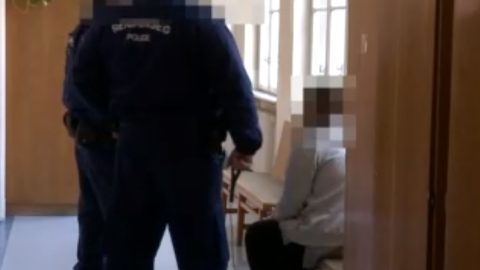 gimnazista vecepapir ujszulott birosag