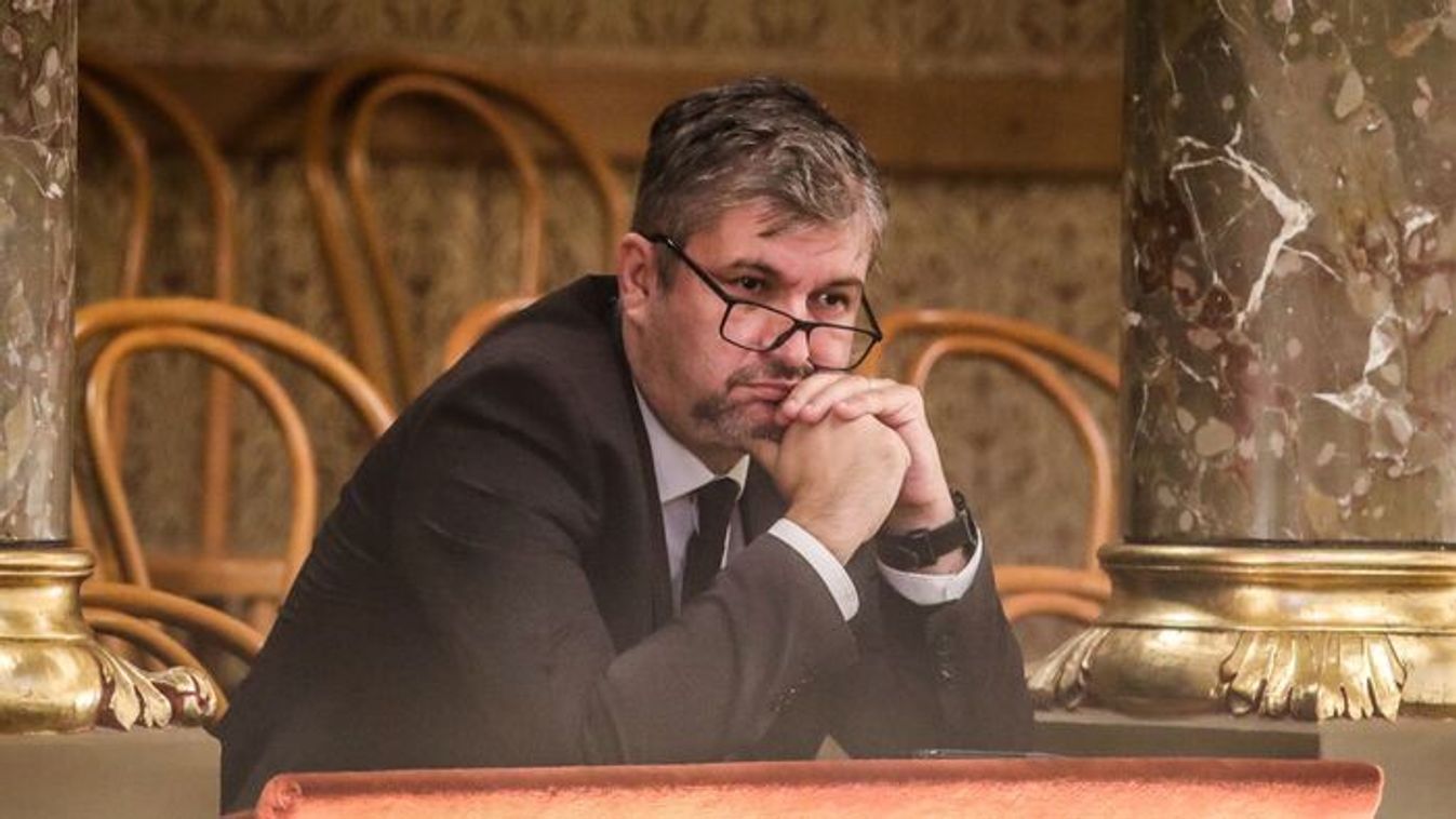 Hadhazy Akos Meszaros Lorinc Veje Takarodjon A Munkabol