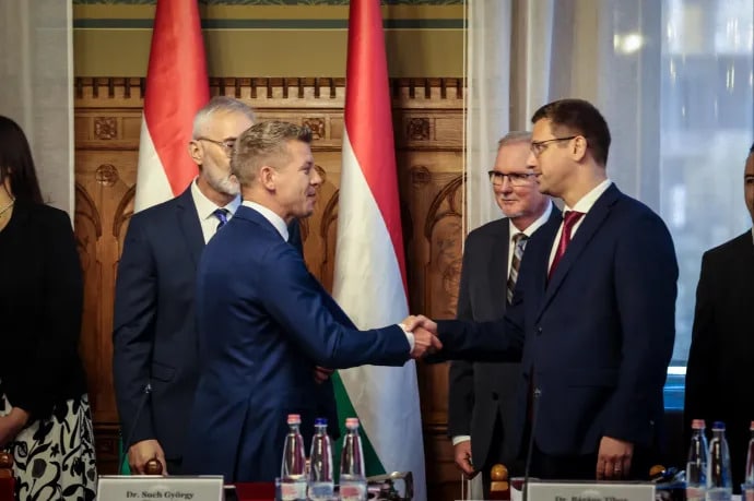 Magyar-Peter-Es-Gulyas-Gergely-Kezfogas-Alakulo-Orszaggyules-2026