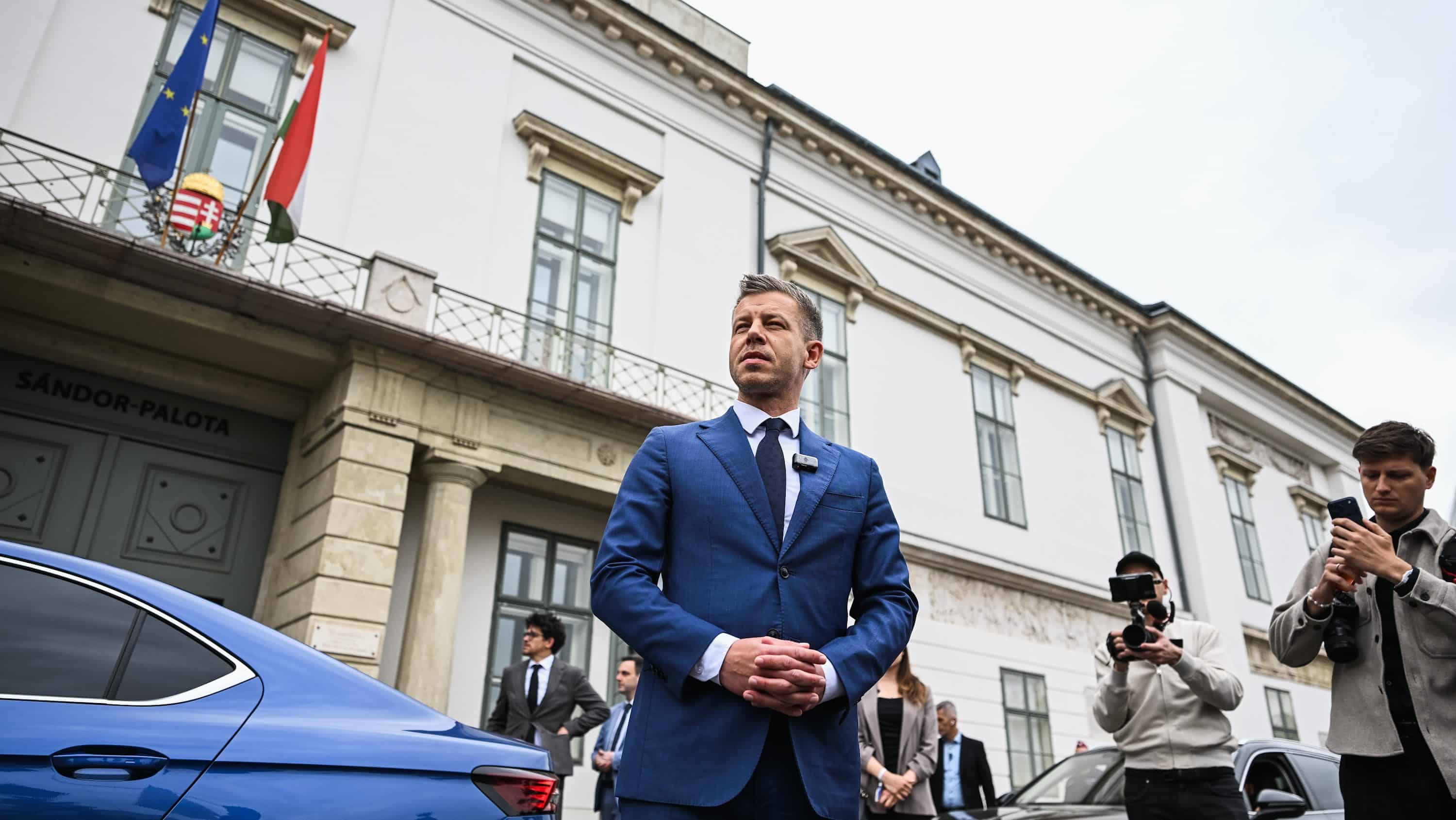 magyar peter sandor palota kesztyuvel dobtak