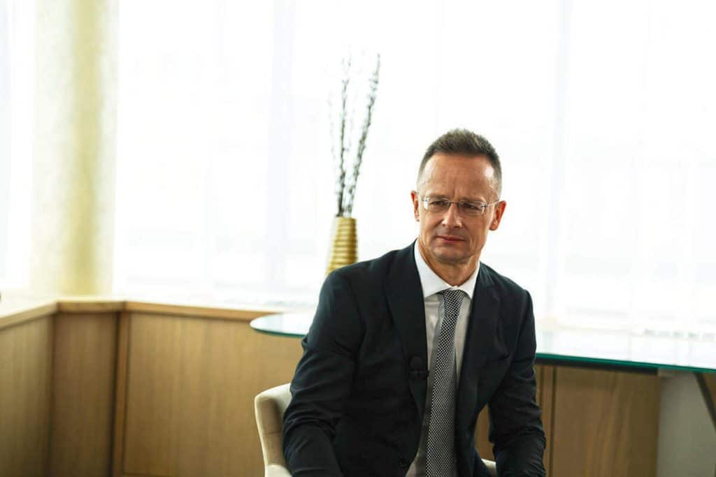 Szijjarto Peter Baratjanak Milliardos Uzletet Hozott Akkumulatorgyar