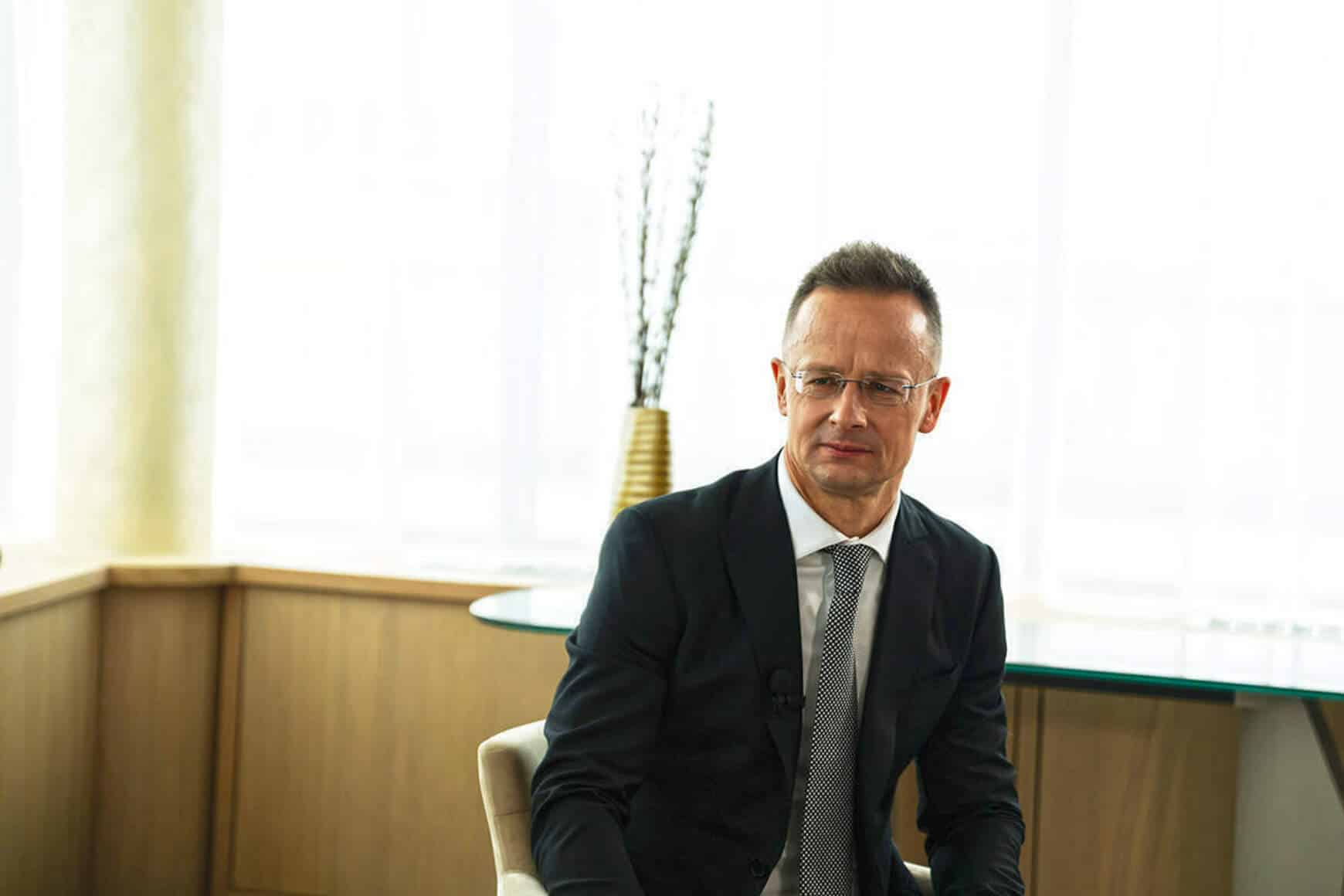 Szijjarto Peter Baratjanak Milliardos Uzletet Hozott Akkumulatorgyar