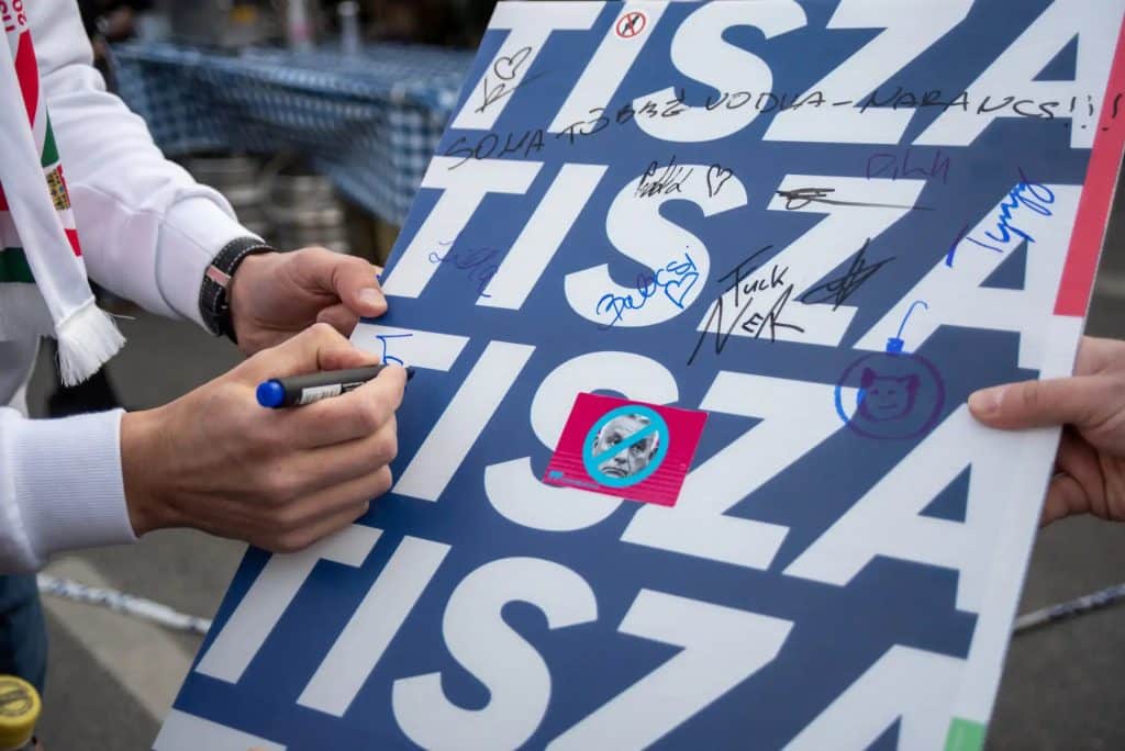 Tisza-Plakat-Buszsofor-Tinedzserek