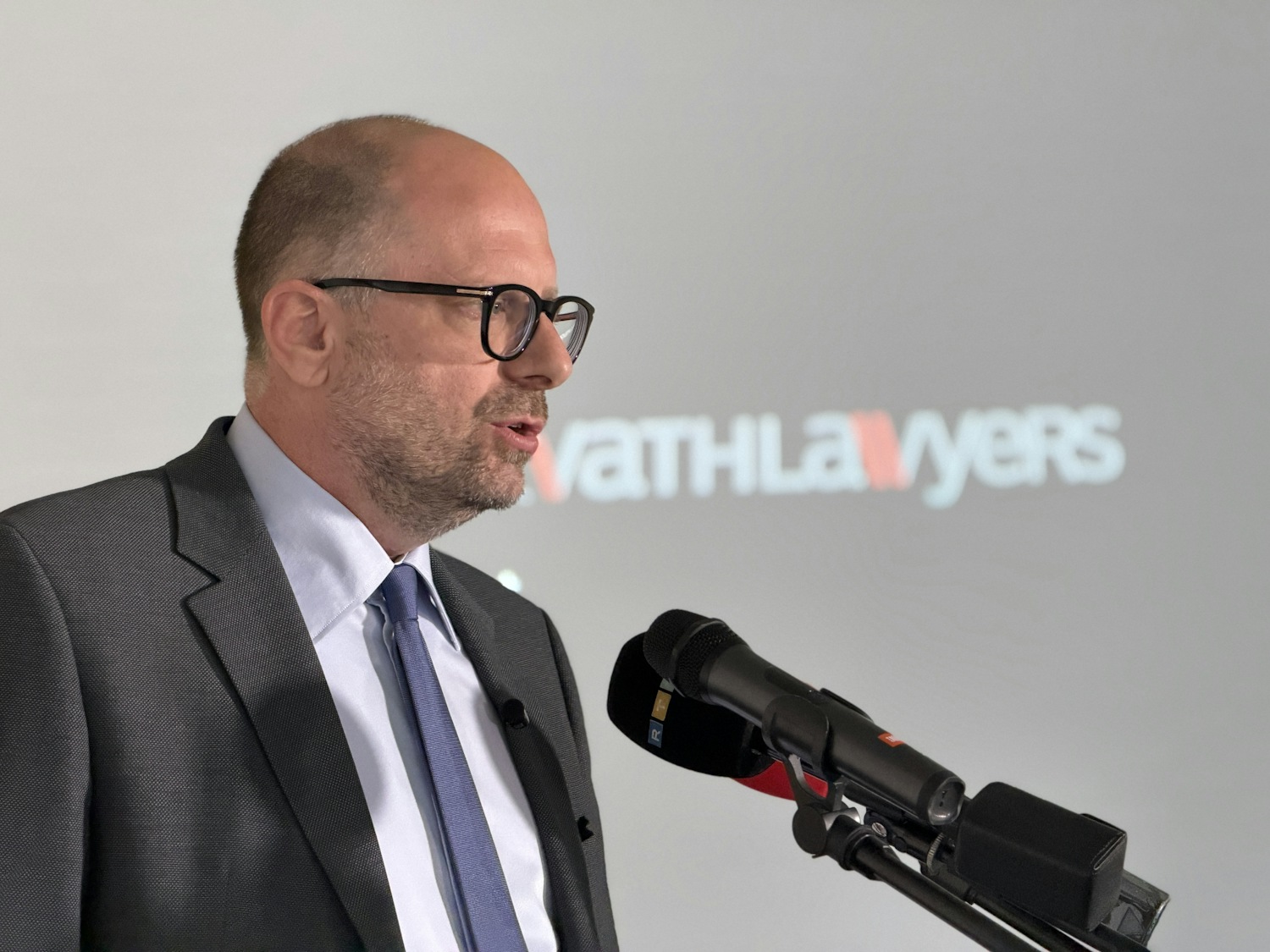 dr horvath lorant ugyved vagyon visszaszerzes vezeto politikusok borton