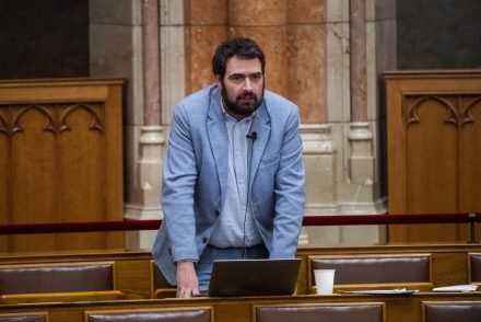Jámbor András megvédte a két fideszest, aki felsült az eskütétel elmondása során: „Ne ilyen példát mutassunk”