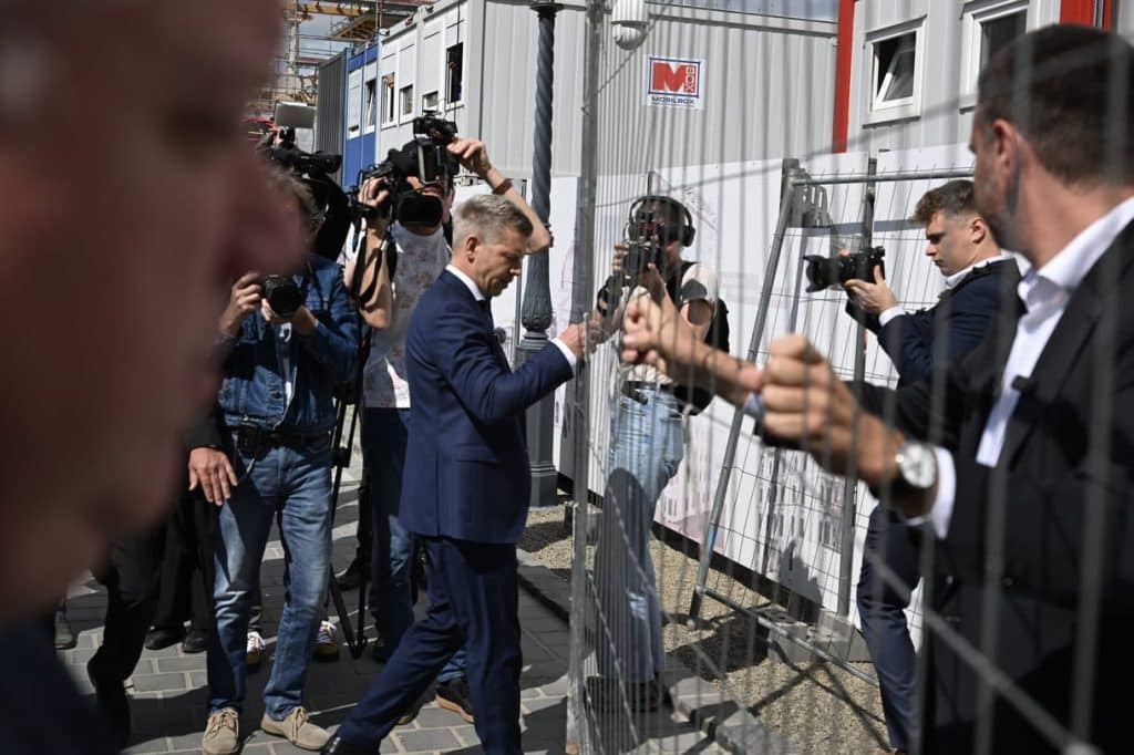 Magyar Peter Bejelentes Karmelita Kordonbontas Latogatas