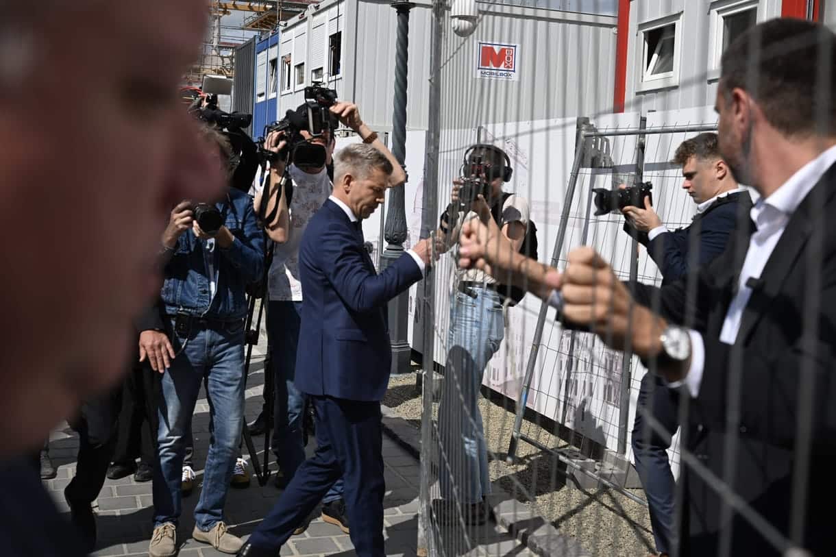 Magyar Peter Bejelentes Karmelita Kordonbontas Latogatas