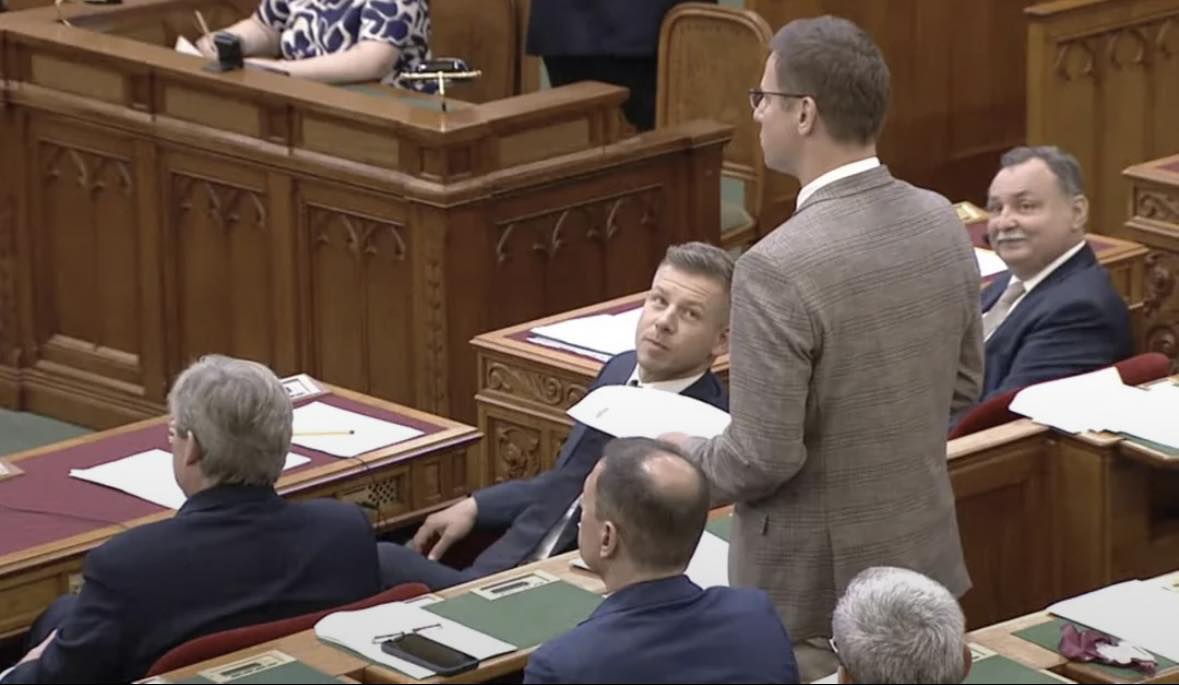 Magyar Peter Es Gulyas Gergely Melle Ult Parlamenti Vita