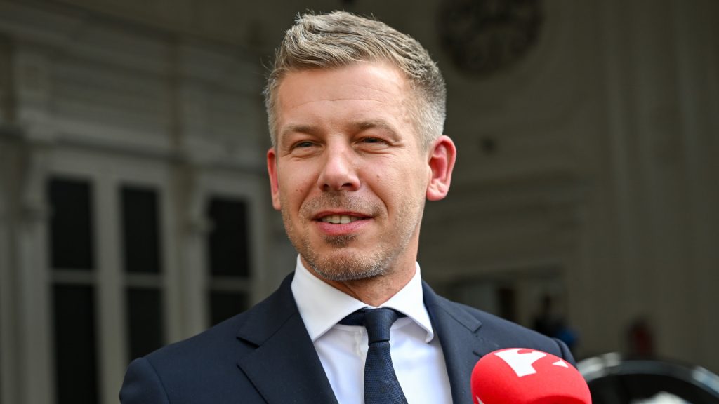 Magyar Peter Miniszterelnoki Fizetes Orban Viktor Interju