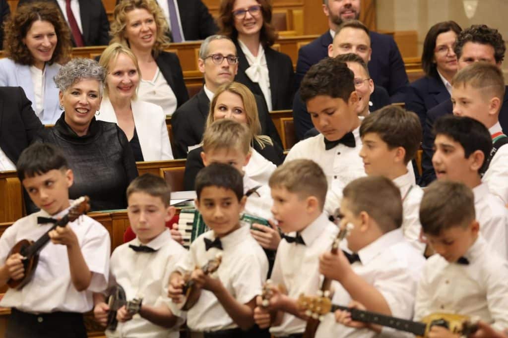 Parlament 100 Tagu Ciganyzenekar Gyerekek Kivonulas Mi Hazank