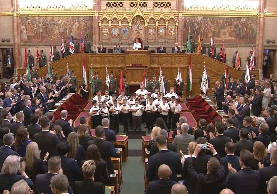 Tamburas Gyerekek Parlament Magyar Peter