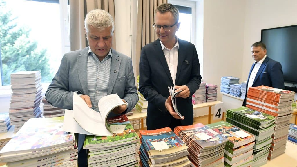 Tankonyv Mutyizas 45 Milliard Fidesz Orban Viktor