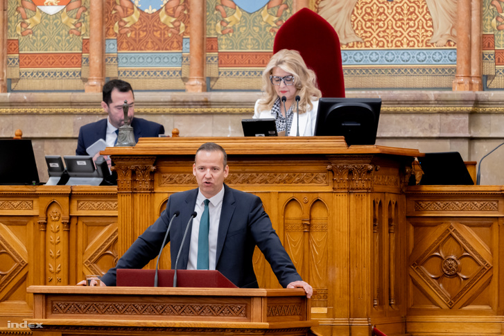 toroczkai-laszlo-mi-hazank-parlament-alaptorvenymódositas