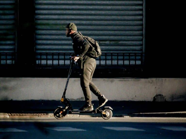 E-Roller-Ittas-Vezetes-1-8-Millio-Buntetes-Jogsi-Bevonas-2026