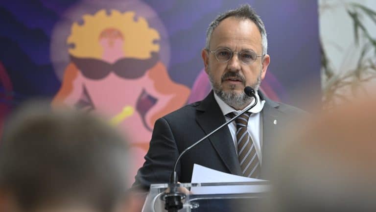 Fidesz-Bus-Balazs-Nka-Botrany-Orizetbe-Vetel-Tisza-Part-2026