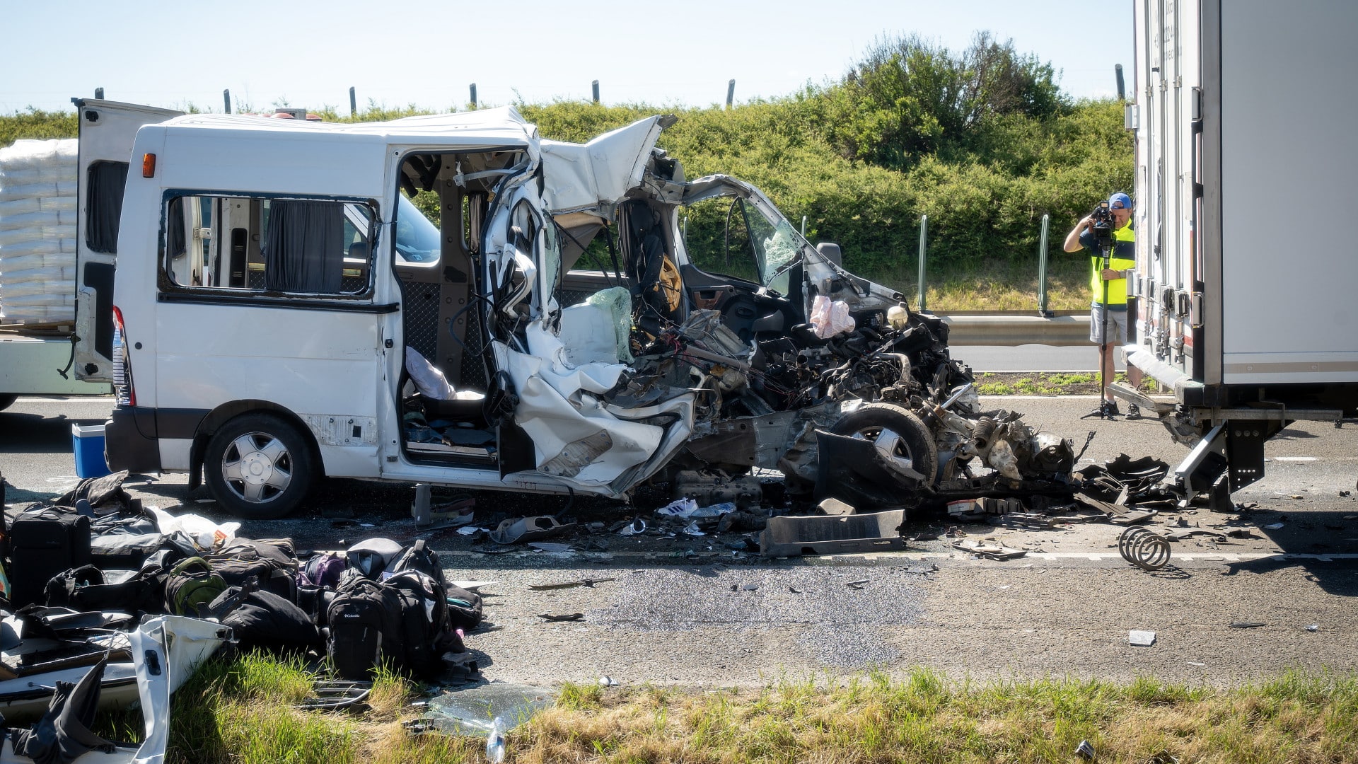 m1-autopalya-baleset-toltestava-kamion-kisbusz-tragedia-2026
