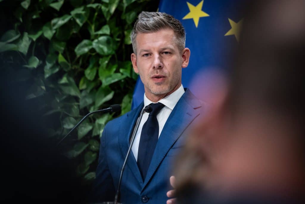 Magyar-Peter-Mediaworks-Reakcio-Propaganda-Osszeomlas-2026