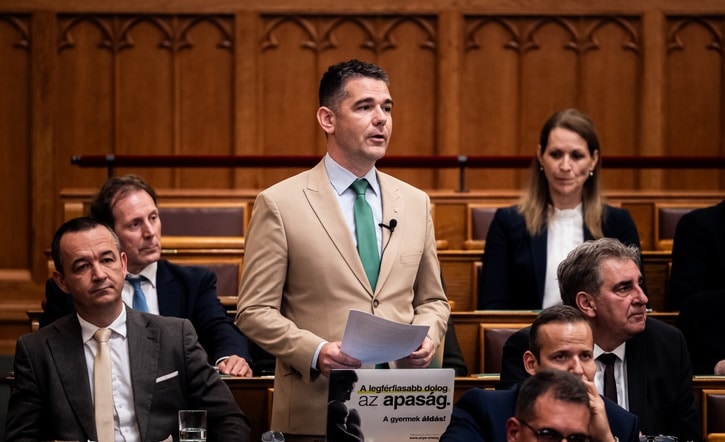 magyar-peter-novak-elod-parlamenti-vita-kettos-allampolgarsag-nyugtatok-2026