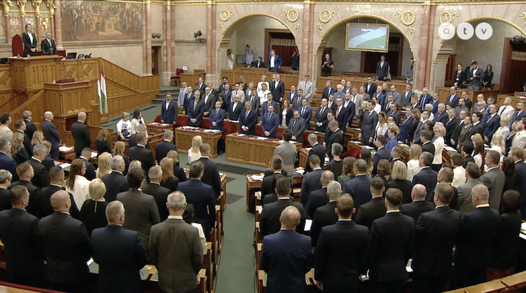 :Magyar-Peter Parlament Ma-Orban-Balazs-1956-Martirok-Orszaggyules-Felallt 2026