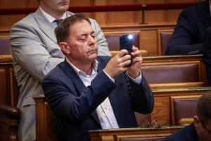 Magyar-Peter-Pocs-Janos-Parlament-Mobilozas-Betiltas-2026