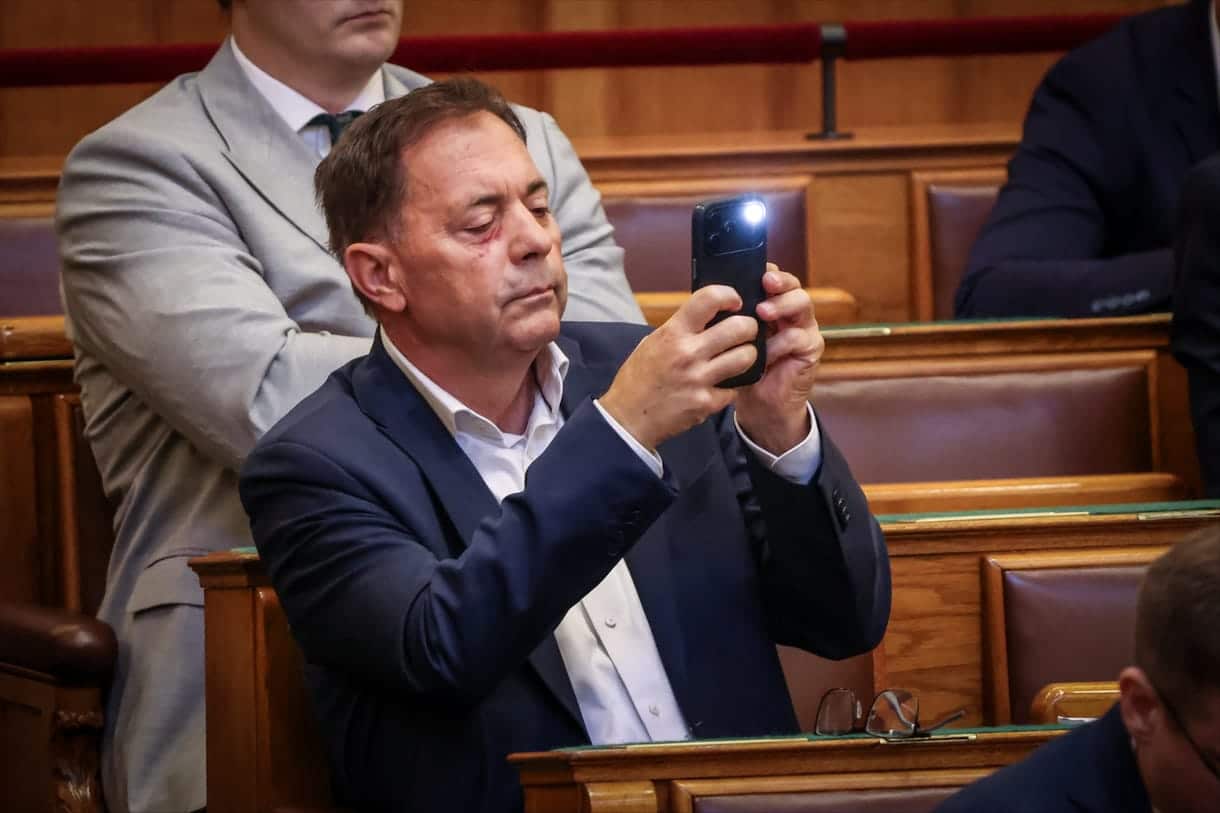 magyar-peter-pocs-janos-parlament-mobilozas-betiltas-2026