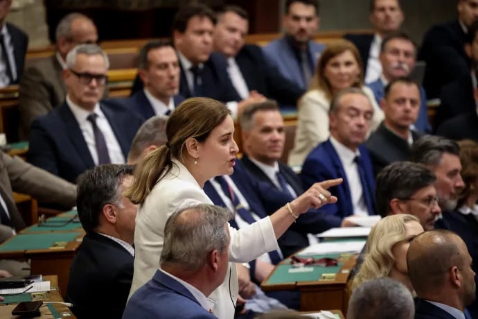 mathe-zsuzsa-magyar-peter-hadifoglyok-parlament-2026