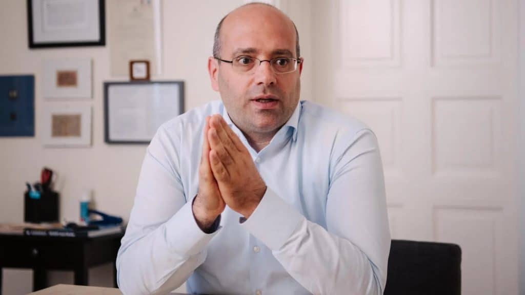 Mraz-Agoston-Nezopont-Egyedul-Maradt-Boros-Bank-Levente-Tavozas