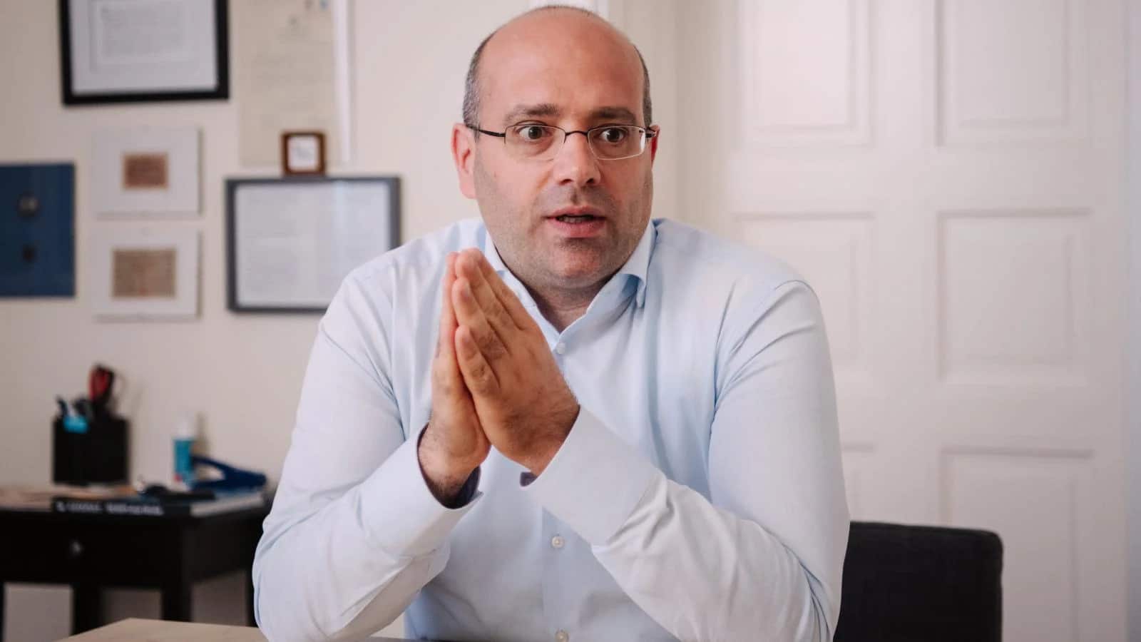 mraz-agoston-nezopont-egyedul-maradt-boros-bank-levente-tavozas