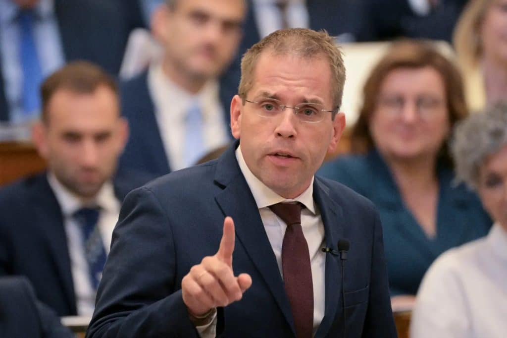 Ruff-Balint-Panyi-Miklos-Parlamenti-Vita-Fidesz-2026