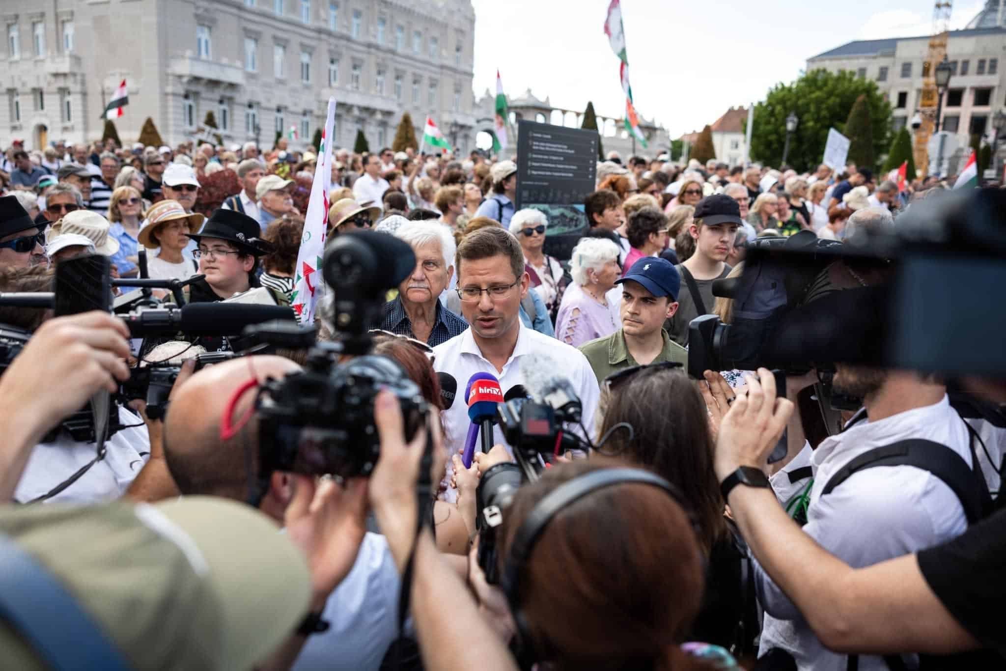 sulyok-tamas-szimpatiatuntetes-fidesz sandor-palota-tavaszi-szel-2026