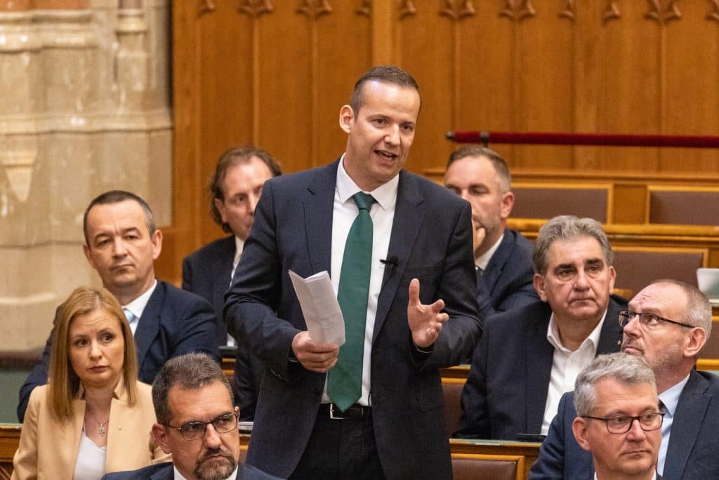 Toroczkai-Laszlo-Magyar-Peter-Parlament-Bohoc-Vita-2026