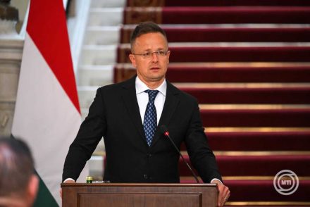 Lebuktatták Szijjártó Pétert: a sajtótájékoztatóira állítólag a saját munkatársait ültették be – kérdezniük viszont nem lehetett