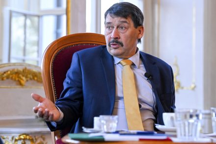 Áder János történelmi titkokat fedett fel a Várban, miközben a demonstrálók a rendszer összeomlását vizionálták