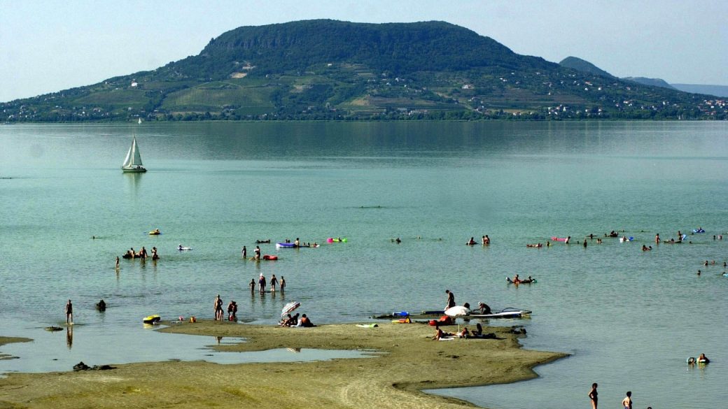 A Balaton-átúszás 2026 résztvevői a Révfülöp és Balatonboglár közötti nyílt vízen