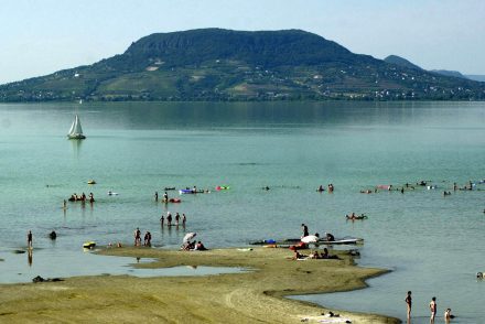 Olyan időjárás jön, hogy július 25-re tolhatják a Balaton-átúszást is – a végleges döntésre még egy hetet várni kell