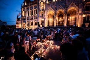 Fidesz-Tüntetés A Kossuth Téren Gyertyákkal És Közös Imával