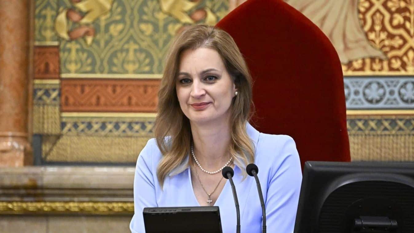forsthoffer-agnes-lengyelorszag-diplomacia-ruhavalasztas-uzenet-varso