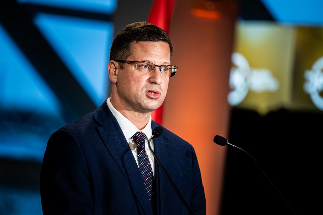 Gulyás Gergely lemond a frakcióvezetői posztról a parlamenti sajtótájékoztatón
