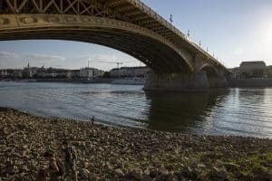 Kiszáradt Duna-Meder A Margit Híd Pillérénél Budapesten